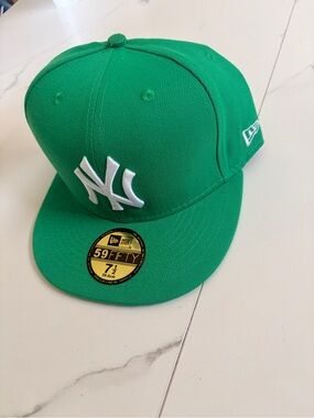 New Era Green New York Yankees 59FIFTY Fitted Cap with White NY Logo